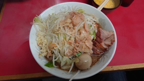 「小豚　少なめ　コール全部　味玉」@ラーメン二郎 環七一之江店の写真