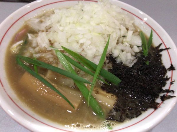 「濃厚煮干し蕎麦750円＋タマネギ50円」@コマツ中華蕎麦店の写真