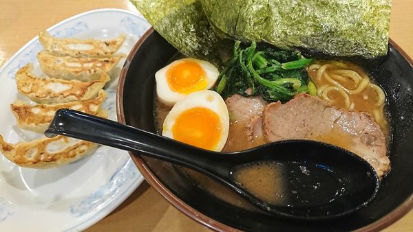 「チャーシュー麺700円 餃子200円」@よつ家 竹ノ塚店の写真