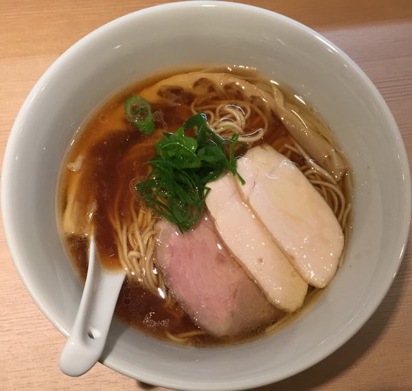 「醤油らぁ麺500円(オープ二ング価格)」@らぁ麺 はやし田 新宿本店の写真