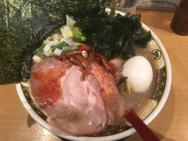 「すごい煮干ラーメン1100円、わかめ100円」@すごい煮干ラーメン凪 新宿ゴールデン街店 別館の写真
