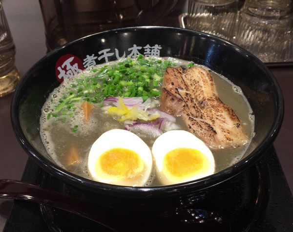 「極濃煮干しラーメン 味玉」@極煮干し本舗 蘇我店の写真