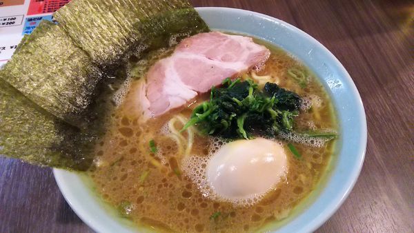 「豚骨醤油ラーメン(並)￥７００+味玉(ｻｰﾋﾞｽ券)」@介一家 山手店の写真