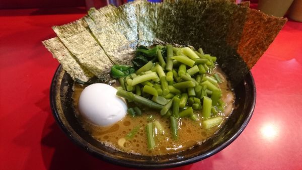 「チャーシューメン(硬め･濃いめ)＋海苔･白玉･ニンニクの芽」@家系総本山 ラーメン吉村家の写真