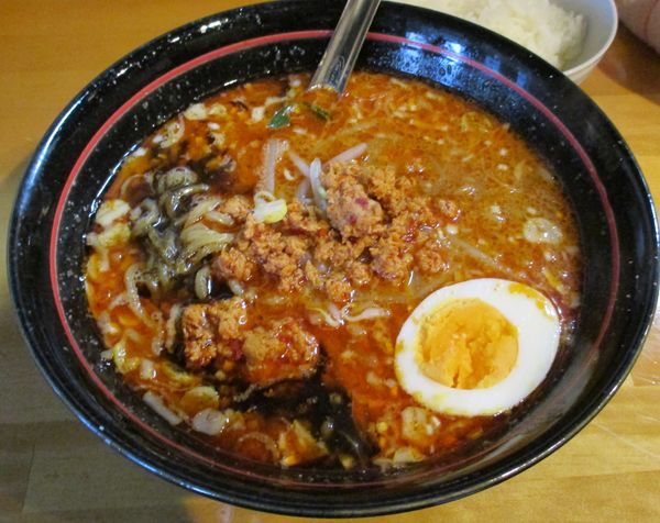 「博多豚骨担々麺＋サービスライス　700円」@博多担々麺 梟 東京五反田店の写真
