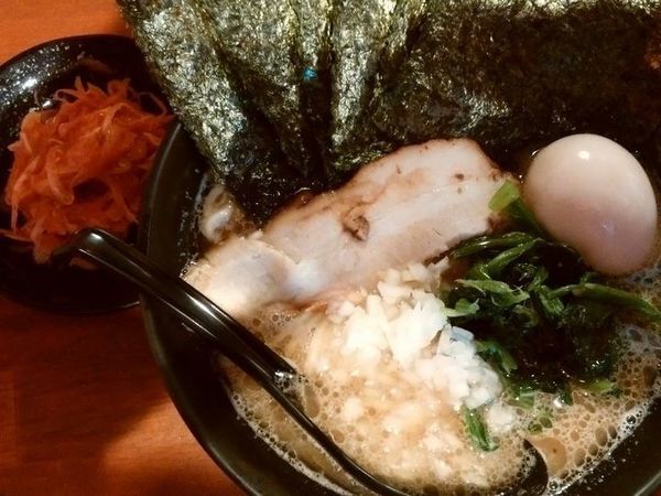 「醤油豚骨（玉葱入り）＋味玉＋辛ネギ＋海苔」@横浜家系らーめん 極楽家の写真