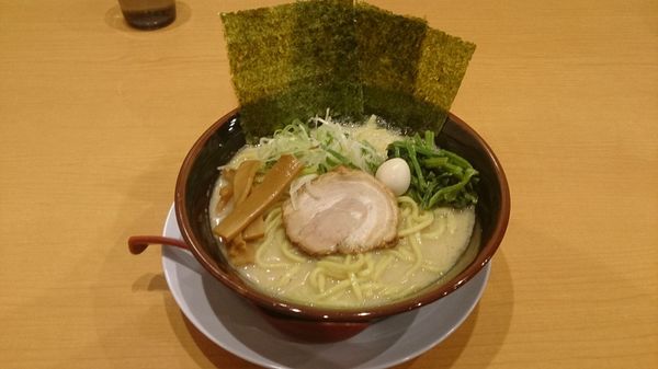 「豚骨しおラーメン770円+特盛200円」@横浜家系ラーメン 清六家 石岡店の写真