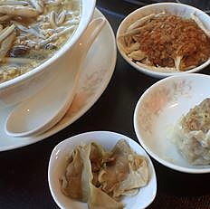 「豚肉とザーサイきの子そば（搾菜肉緬）ミニ餃子・ザーサイ・小鉢」@中華四川料理 飛鳥の写真