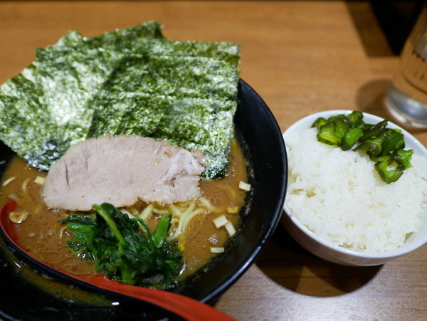 「ラーメン 並 麺硬め＋味濃いめ＋油多め＋サービスライス」@麺家 黒の写真