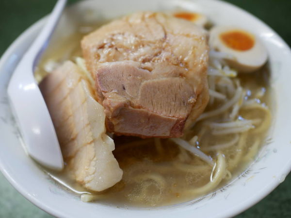 「ラーメン アブラ＋辛め＋サービス味玉」@ラーメン二郎 新宿小滝橋通り店の写真