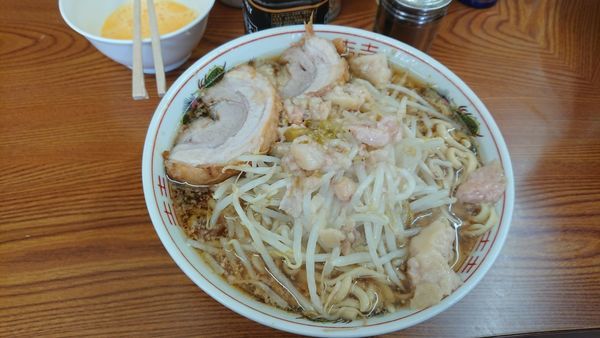 「小　野菜少な目　脂　生卵」@ラーメン二郎 亀戸店の写真