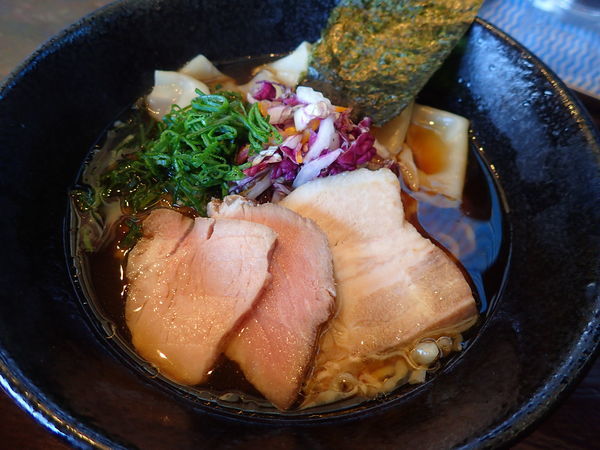 「【期間限定】紫白菜と葉たまねぎの正油ワンタンそば」@南部屋 路ばたの写真