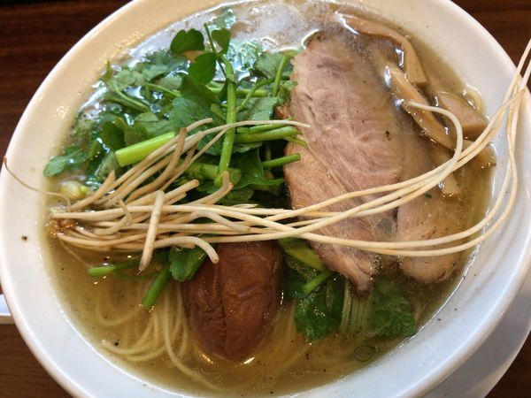 「せり中華そば 塩(大盛り)＋南高梅」@中華そば 一休の写真