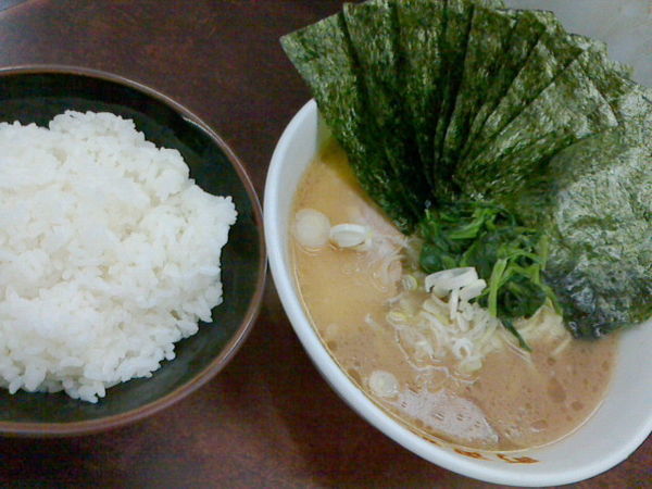 「ラーメン、ライス、のり追加」@横浜ラーメン 町田家 新宿南口店の写真