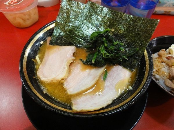 「チャーシュー麺770円　半賄飯120円　麺硬め」@家系ラーメン とらきち家の写真