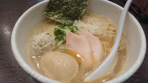 「濃厚鶏白湯 醤油(味玉)」@らーめん 銀杏 松戸店の写真