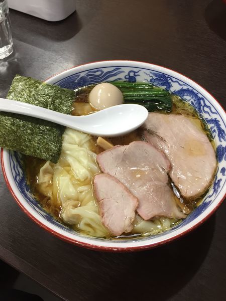 「焼豚ワンタン麺 煮卵」@とら食堂の写真