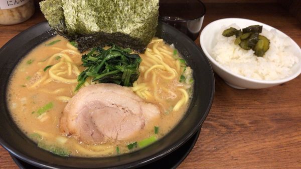 「しょう油豚骨ラーメン」@横浜家系ラーメン 武骨家 恵比寿店の写真