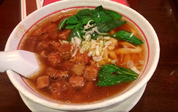 「牛バラ麺・刀切麺(880円)」@私家麺館・福の写真