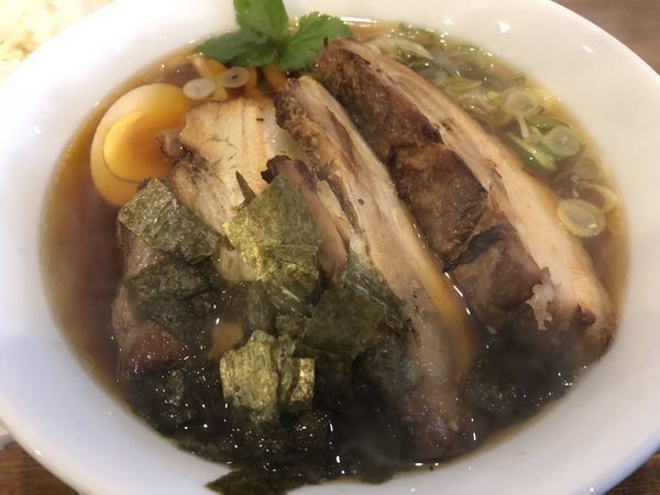 「こく旨醤油麺￥７５０　＋　炙りチャーシュー￥１００×２」@麺処 東洋の写真