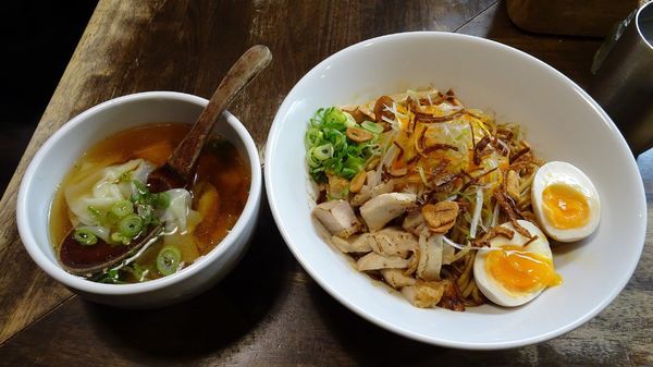 「紅油そばワンタンスープセット（930円）」@らーめん チキントの写真