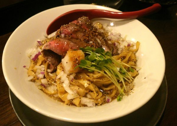 「牛ステーキそば　800円」@立ち呑み居酒屋 金町製麺の写真