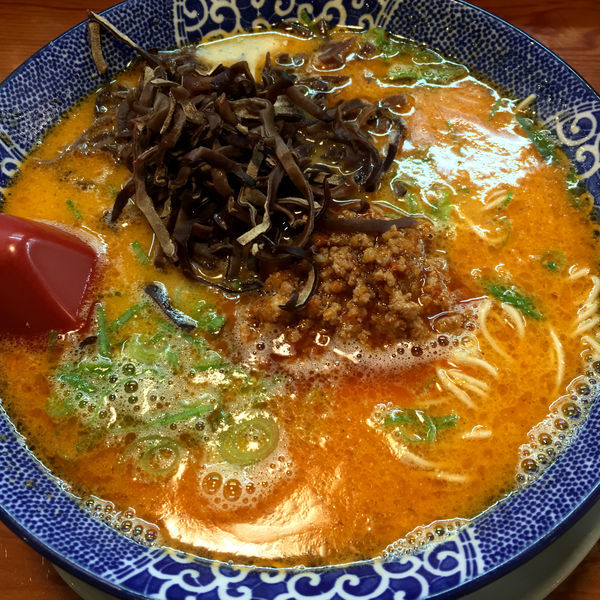 「とんこつ担々麺　830円　キクラゲ　クーポン」@博多ラーメン鶴亀堂 太田新井町店の写真