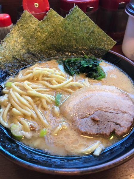 「豚骨醤油ラーメン❹」@宮本商店 川口新井宿店の写真