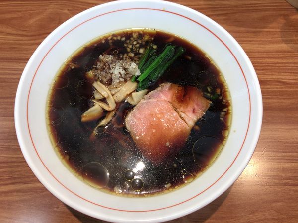 「漆黒醤油ら～麺(平打ち手もみ麺：650円)」@ら〜麺 安至の写真