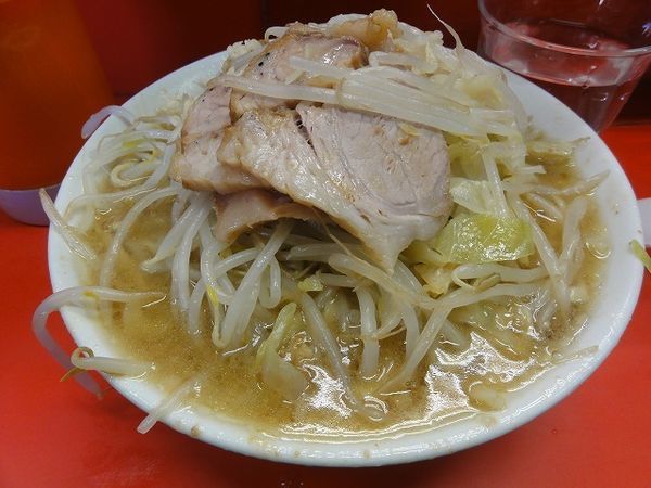 「豚入りラーメン700円　野菜少な目　ニンニク」@ラーメン二郎 三田本店の写真