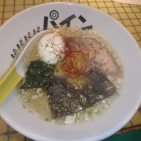「パイナップル塩ラーメン(720円)、クーポン味玉、ビール」@パイナップルラーメン屋さん パパパパパインの写真