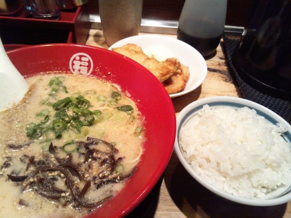 「特製ラーメン+唐揚げ×2+ライス」@豚骨らーめん 福の軒 秋葉原店の写真