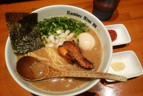 「濃厚らーめん 800円＋辛味＋味玉」@麺Dining Number Nine 09の写真