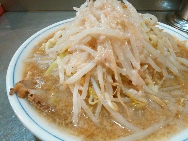 「らーめん（ニンニク少しヤサイ多めアブラ）」@らーめん大 汐留店の写真