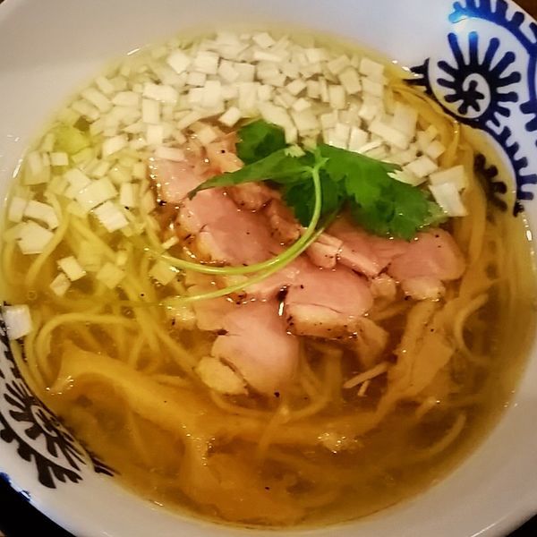 「【限定７０食】天草大王 塩そば 750円＋チャーハン200円」@特級鶏蕎麦 龍介の写真