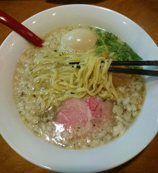 「鴨出汁スペシャル(太麺/背脂)＋味玉＝930円」@麺屋 紅の写真