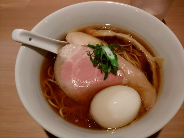 「味玉醤油らぁ麺900円」@らぁ麺 はやし田 新宿本店の写真