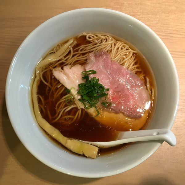 「醤油らぁ麺」@らぁ麺 はやし田 新宿本店の写真