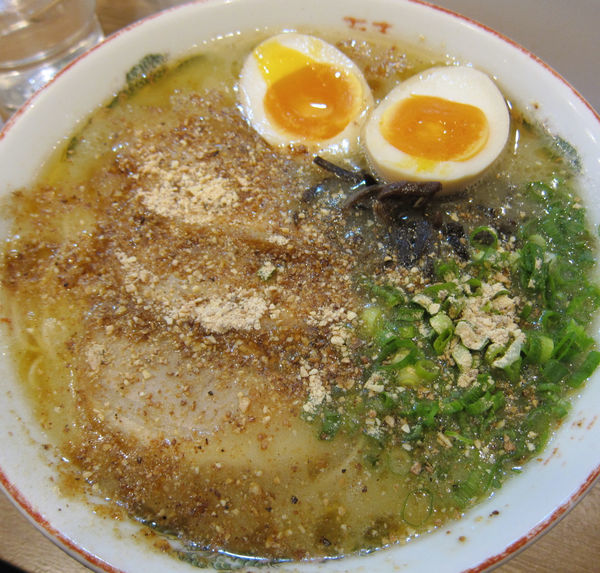 「ラーメン 700円 + 煮卵（呪文でサービス）」@天外天 本店の写真
