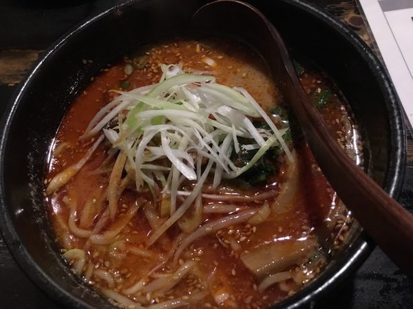 「濃厚辛口みそらーめん880円、ネギチャーシュー350円、餃子45」@本八幡だんちょうてーの写真