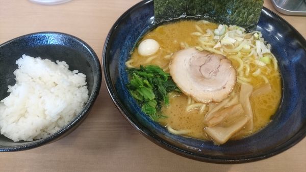 「豚骨醤油ラーメン」@ゴル麺 用田店の写真