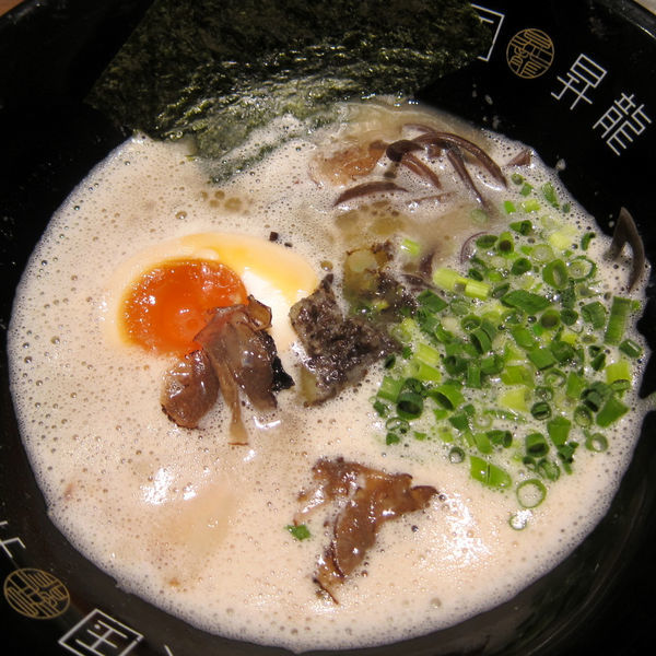 「トリュフ豚骨泡脂RAMEN 800円」@英国昇龍の写真