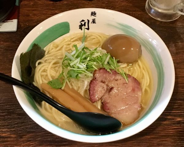 「鶏白湯 + 味玉」@自家製麺 麺屋 利八の写真