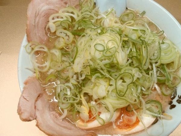 「味玉しょうゆラーメン（薬味ネギ多め、脂超少なめ）」@超ごってり麺 ごっつ 亀戸本店の写真