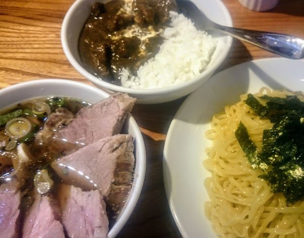 「チャーざる＋限定飯（ポークカレー）」@神田らぁめん 悠 HARUKAの写真