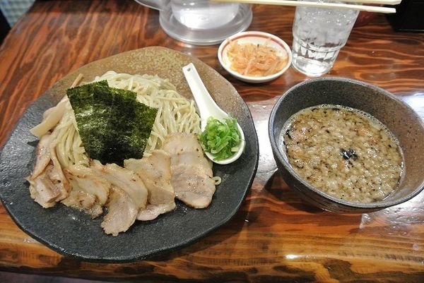 「もつつけ麺　大盛　正月無料チャーシュー　お屠蘇」@龍の家 新宿小滝橋通り店の写真