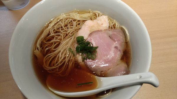 「醤油らぁ麺」@らぁ麺 はやし田 新宿本店の写真