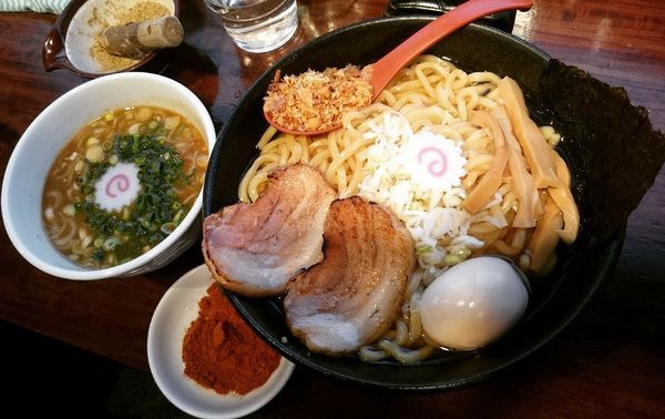 「特製つけ麺(あつ盛り)1000円＋辛味魚粉＋チーズごはん」@鰹節 辻もと つけ麺処の写真