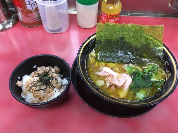 「ラーメン（固め、濃いめ、多め）＋チャーシューまぶしご飯」@はじめ家の写真