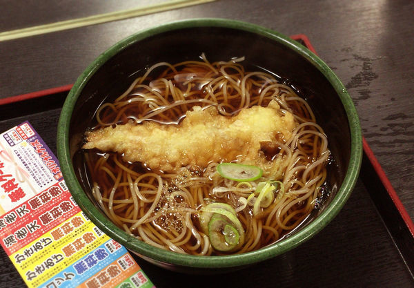 「かけそば(320円)+海老天(クーポン)」@ゆで太郎 銀座5丁目店の写真